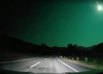 IMPACTANTE METEORITO DE GRANDES DIMENSIONES ILUMINA LA NOCHE EN TURQUÍA