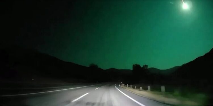 IMPACTANTE METEORITO DE GRANDES DIMENSIONES ILUMINA LA NOCHE EN TURQUÍA