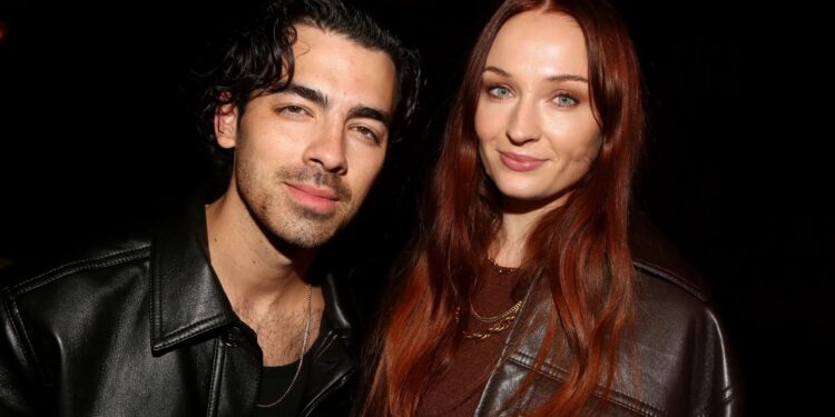 JOE JONAS Y SOPHIE TURNER ANUNCIAN DIVORCIO TRAS UNA UNIÓN DE 4 AÑOS Y EL NACIMIENTO DE SUS DOS HIJAS