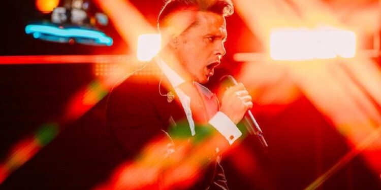 LUIS MIGUEL SORPRENDIDO EN PLENO ÉXITO EN CHILE: FAN LE LANZA UN REGALO INESPERADO DURANTE SU APOTEÓSICO CONCIERTO 1 LUIS MIGUEL SORPRENDIDO EN PLENO ÉXITO EN CHILE: FAN LE LANZA UN REGALO INESPERADO DURANTE SU APOTEÓSICO CONCIERTO