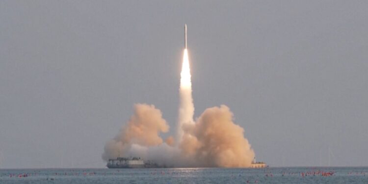 HISTÓRICO: COHETE CHINO “CERES 1” ALCANZA LAS ESTRELLAS DESDE EL MAR