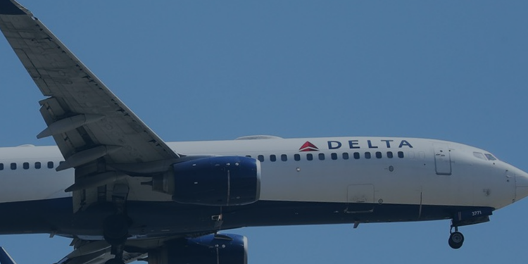 LE GANA DIARREA EN PASILLO DE AVIÓN Y REGRESAN VUELO