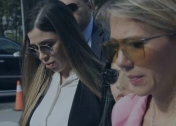 SALE DE LA CÁRCEL EMMA CORONEL