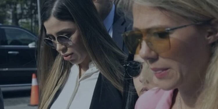 SALE DE LA CÁRCEL EMMA CORONEL 1 SALE DE LA CÁRCEL EMMA CORONEL