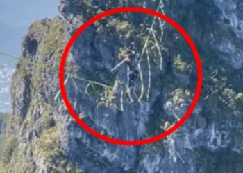 CRUZA CERRO DE LA SILLA EN UNA CUERDA