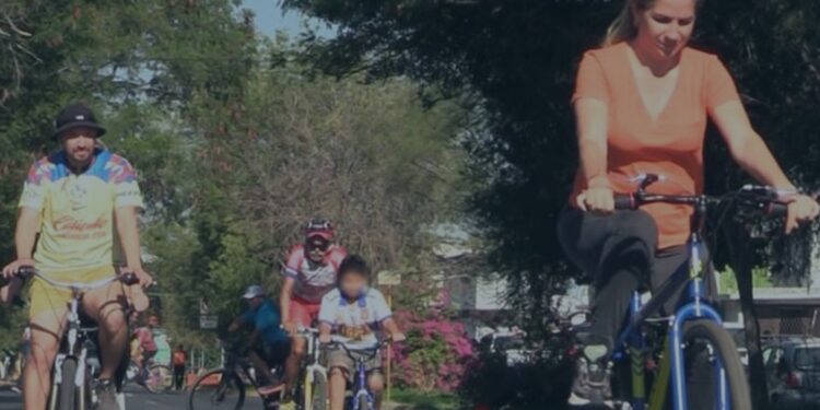 DISFRUTAN FAMILIAS DE SANTA VÍA RECREATIVA