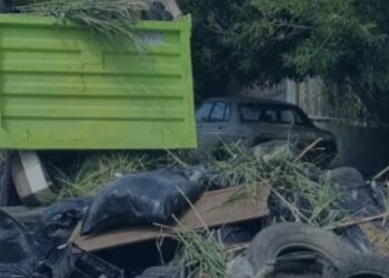 TIRAN EMPLEADOS DE SIMEPRODE BASURA FRENTE A CASA DE FAMILIARES DE  MAURO GUERRA