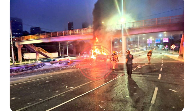 SE IMPACTA E INCENDIA CAMIONETA EN VASCONCELOS; MUERE CONDUCTOR