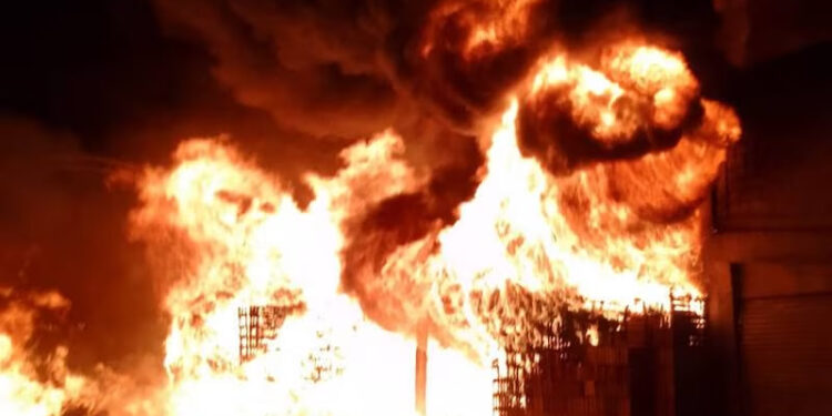 INCENDIO EN LA CENTRAL DE ABASTOS DE TOLUCA: BOMBEROS Y EQUIPOS DE EMERGENCIA EN ACCIÓN 1 PERVIS ESTUPIÑÁN CERCA DE SU REGRESO CON EL BRIGHTON