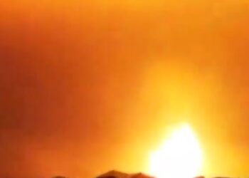 IMPACTANTE EXPLOSIÓN POR RAYO DEVASTA CONTENEDOR DE BIOGÁS EN OXFORD