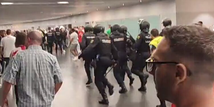 SEIS AFICIONADOS DEL FEYENOORD DETENIDOS TRAS VIOLENTOS INCIDENTES EN EL METROPOLITANO