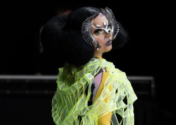 BJÖRK Y ROSALÍA UNEN FUERZAS EN UN HIMNO DE RESISTENCIA CONTRA LA PISCICULTURA EN ISLANDIA