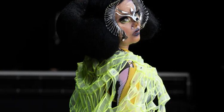 BJÖRK Y ROSALÍA UNEN FUERZAS EN UN HIMNO DE RESISTENCIA CONTRA LA PISCICULTURA EN ISLANDIA