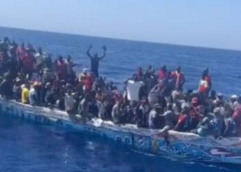 ¡CRISIS MIGRATORIA EN CANARIAS DESATA ALARMA! SALVAMENTO MARÍTIMO RESCATA 344 MIGRANTES EN CINCO PATERAS
