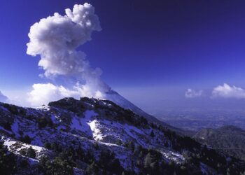 ¡DRAMÁTICO RESCATE! PROTECCIÓN CIVIL SALVA A 24 AVENTUREROS PERDIDOS EN EL IMPONENTE NEVADO DE COLIMA