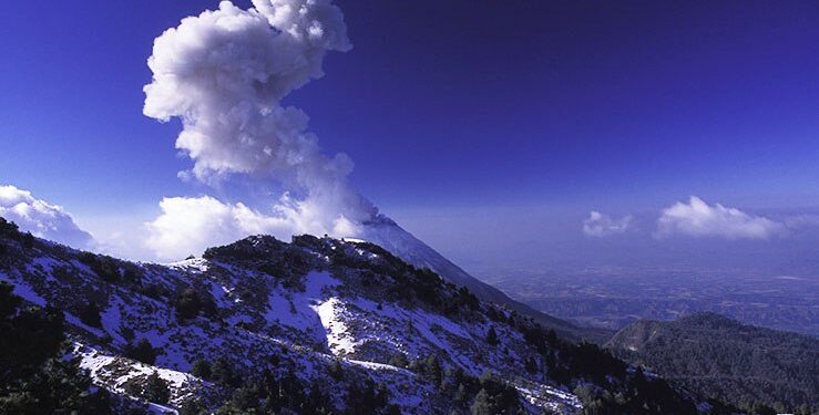¡DRAMÁTICO RESCATE! PROTECCIÓN CIVIL SALVA A 24 AVENTUREROS PERDIDOS EN EL IMPONENTE NEVADO DE COLIMA