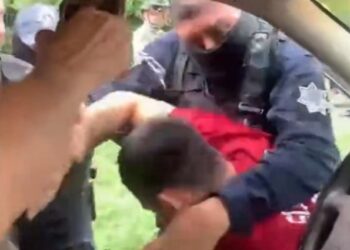 ¡ABUSO DE AUTORIDAD! Polícias de Colima Usan Fuerza Desmedida contra Conductor que Ignora una Señal de Alto