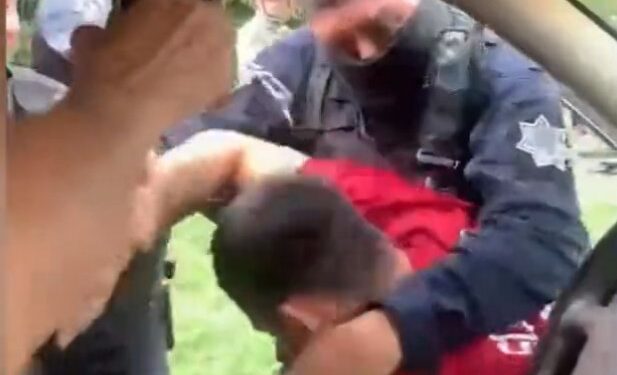 ¡ABUSO DE AUTORIDAD! Polícias de Colima Usan Fuerza Desmedida contra Conductor que Ignora una Señal de Alto 1 ¡ABUSO DE AUTORIDAD! Polícias de Colima Usan Fuerza Desmedida contra Conductor que Ignora una Señal de Alto