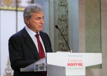 CARLOS SAINZ, EL GRAN MAESTRO DEL MOTOR, RECIBE EL PRESTIGIOSO ‘PREMIO A TODA UNA VIDA PROFESIONAL’ DE LA MANO DE SU MAJESTAD LA REINA DOÑA SOFÍA