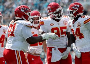 ¡CHOQUE ÉPICO ENTRE KANSAS CITY Y DENVER EN LA NFL!
