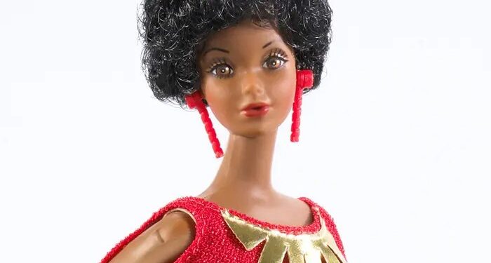 NETFLIX Y SHONDALAND DESVELAN “BLACK BARBIE”: EL IMPACTANTE DOCUMENTAL DE LA REVOLUCIONARIA MUÑECA DE COLOR