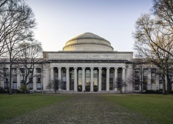 INNOVACIÓN SIN EMISIONES: EL MIT REVOLUCIONA LA PRODUCCIÓN DE HIDRÓGENO SOLAR