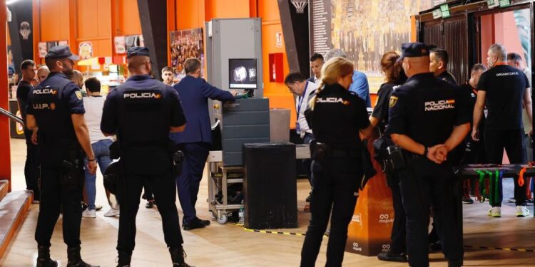 ALERTA ROJA EN VALENCIA: ASÍ FUE EL IMPRESIONANTE ARRIBO DE MACCABI AL PABELLÓN, UN DESPLIEGUE SIN PRECEDENTES CON MÁS DE 700 EFECTIVOS PARA GARANTIZAR LA SEGURIDAD 1 ALERTA ROJA EN VALENCIA: ASÍ FUE EL IMPRESIONANTE ARRIBO DE MACCABI AL PABELLÓN, UN DESPLIEGUE SIN PRECEDENTES CON MÁS DE 700 EFECTIVOS PARA GARANTIZAR LA SEGURIDAD