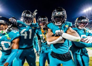 IMPACTANTE DUELO EN LA NFL: JAGUARS APUESTA TODO EN LA RECUPERACIÓN DE TREVOR LAWRENCE ANTE SAINTS