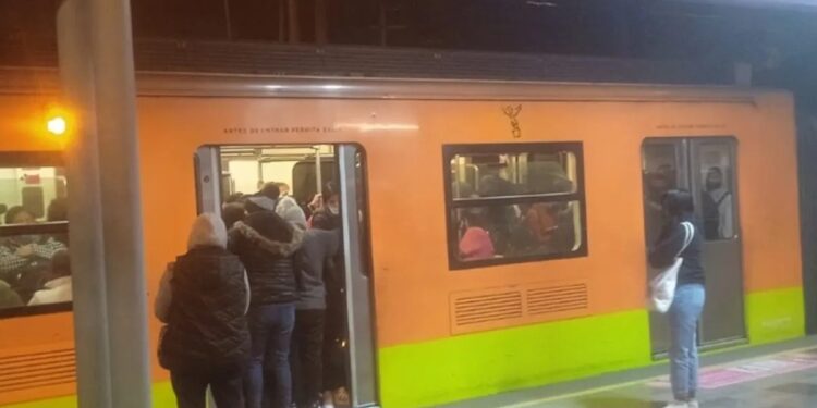 ¡MILES DE USUARIOS AFECTADOS POR SUSPENSIÓN DE SERVICIO EN LA LÍNEA A DEL METRO! De Pantitlán a Ágricola Oriental: Caos y Solidaridad