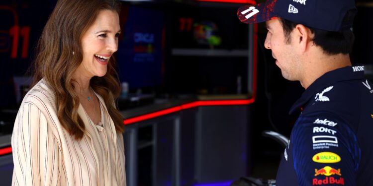 CHECO PÉREZ DESPIERTA EMOCIÓN EN DREW BARRYMORE EN LA PREVIA AL GP DE ESTADOS UNIDOS