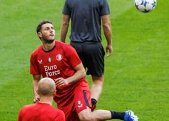 ¡DT DEL FEYENOORD ASEGURA QUE SANTIAGO GIMÉNEZ ESTARÁ LISTO PARA SU DEBUT EN LA CHAMPIONS LEAGUE ANTE LA LAZIO!