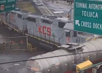 ¡TRAGEDIA EN TOLOCA! TREN COLISIONA BRUTALMENTE CON PIPA DE GASOLINA CARGADA CON 31 MIL LITROS