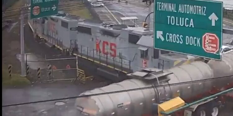 ¡TRAGEDIA EN TOLOCA! TREN COLISIONA BRUTALMENTE CON PIPA DE GASOLINA CARGADA CON 31 MIL LITROS 1 ¡TRAGEDIA EN TOLOCA! TREN COLISIONA BRUTALMENTE CON PIPA DE GASOLINA CARGADA CON 31 MIL LITROS