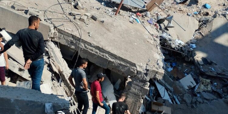 BOMBARDEO DEVASTA ZONA FRENTE A PARROQUIA CATÓLICA EN GAZA: PADRE PIDE PROTECCIÓN PARA CIVILES INOCENTES 1 BOMBARDEO DEVASTA ZONA FRENTE A PARROQUIA CATÓLICA EN GAZA: PADRE PIDE PROTECCIÓN PARA CIVILES INOCENTES