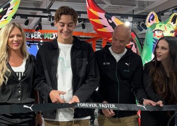 EMOCIÓN EN EL CENTRO HISTÓRICO: PATY CANTÚ Y UN PILOTO DE FÓRMULA 1 CAUSAN FUROR AL INAUGURAR TIENDA DEPORTIVA