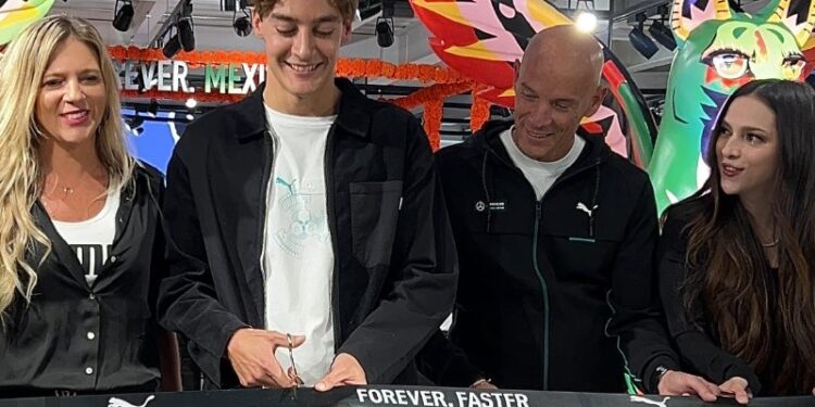 EMOCIÓN EN EL CENTRO HISTÓRICO: PATY CANTÚ Y UN PILOTO DE FÓRMULA 1 CAUSAN FUROR AL INAUGURAR TIENDA DEPORTIVA 1 EMOCIÓN EN EL CENTRO HISTÓRICO: PATY CANTÚ Y UN PILOTO DE FÓRMULA 1 CAUSAN FUROR AL INAUGURAR TIENDA DEPORTIVA