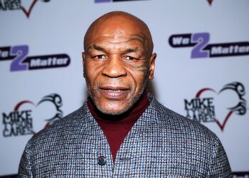 MIKE TYSON RETORNA A LA CIMA DEL BOXEO DESPUÉS DE 18 AÑOS DE AUSENCIA