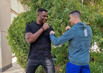 CRISTIANO RONALDO HACE UN GESTO DE AMISTAD IMPERDIBLE: REGALA UN RELOJ DE 134 MIL DÓLARES A FRANCIS NGANNOU ANTES DE SU BATALLA CON TYSON FURY 1 CRISTIANO RONALDO HACE UN GESTO DE AMISTAD IMPERDIBLE: REGALA UN RELOJ DE 134 MIL DÓLARES A FRANCIS NGANNOU ANTES DE SU BATALLA CON TYSON FURY