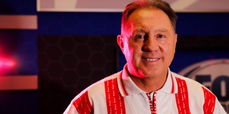 ALEX AGUINAGA ENFRENTA CRISIS: VÍCTIMA DE EXTORSIÓN CIBERNÉTICA