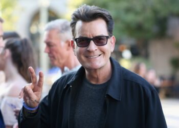 CHARLIE SHEEN Y CHUCK LORRE HACEN LAS PACES TRAS 12 AÑOS DE RIVALIDAD: NUEVO PROYECTO TELEVISIVO CONFIRMADO