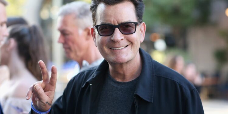 CHARLIE SHEEN Y CHUCK LORRE HACEN LAS PACES TRAS 12 AÑOS DE RIVALIDAD: NUEVO PROYECTO TELEVISIVO CONFIRMADO 1 CHARLIE SHEEN Y CHUCK LORRE HACEN LAS PACES TRAS 12 AÑOS DE RIVALIDAD: NUEVO PROYECTO TELEVISIVO CONFIRMADO