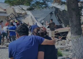 CAE TECHO DE IGLESIA DURANTE BAUTIZOS