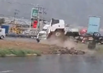 DERRAPA Y VUELCA POR LLUVIA FRENTE A PUERTA DE MTY