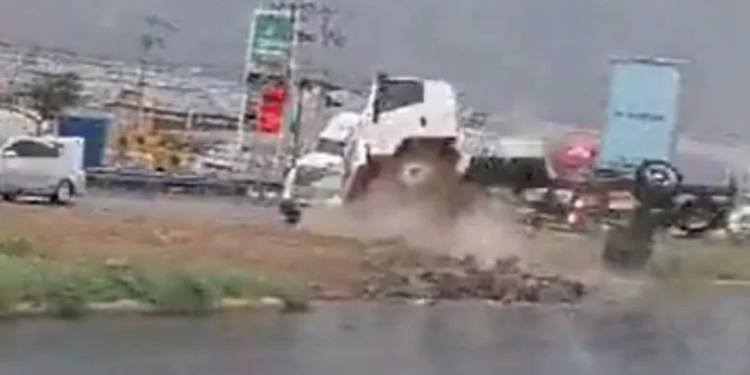 DERRAPA Y VUELCA POR LLUVIA FRENTE A PUERTA DE MTY 1 DERRAPA Y VUELCA POR LLUVIA FRENTE A PUERTA DE MTY
