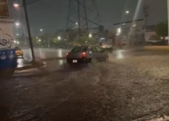RESCATAN A SIETE DE INUNDACIONES Y AUTOS ARRASTRADOS POR LA CORRIENTE