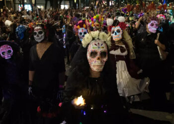 NIÑOS EN MÉXICO ADOPTAN DISFRACES INSPIRADOS EN LA SERIE ‘SKIBIDI TOILET’ PARA EL DÍA DE MUERTOS