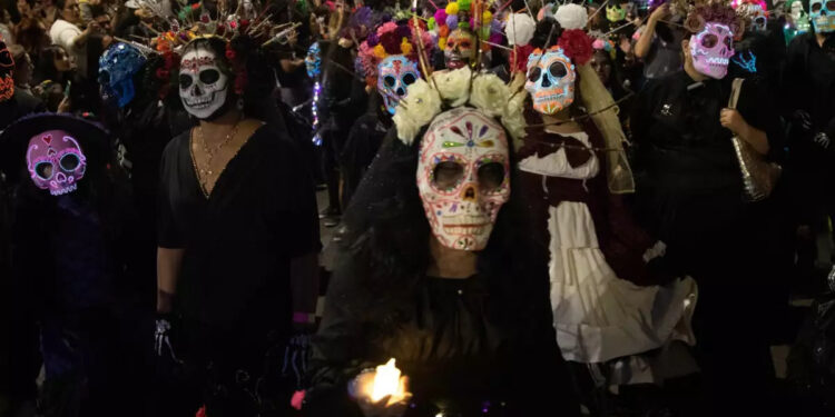 NIÑOS EN MÉXICO ADOPTAN DISFRACES INSPIRADOS EN LA SERIE ‘SKIBIDI TOILET’ PARA EL DÍA DE MUERTOS