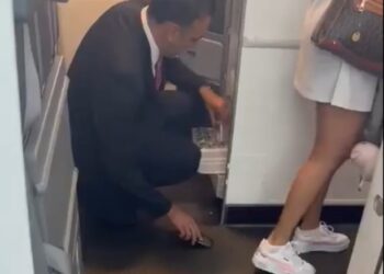 EXHIBEN A ACOSADOR EN AEROMÉXICO: ACCIÓN CONTUNDENTE TRAS VIDEO DE SOBRECARGO GRABANDO POR DEBAJO DE LA FALDA DE UNA PASAJERA