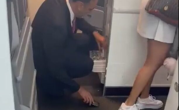 EXHIBEN A ACOSADOR EN AEROMÉXICO: ACCIÓN CONTUNDENTE TRAS VIDEO DE SOBRECARGO GRABANDO POR DEBAJO DE LA FALDA DE UNA PASAJERA 1 EXHIBEN A ACOSADOR EN AEROMÉXICO: ACCIÓN CONTUNDENTE TRAS VIDEO DE SOBRECARGO GRABANDO POR DEBAJO DE LA FALDA DE UNA PASAJERA