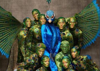 HEIDI KLUM, LA INDISCUTIBLE REINA DE HALLOWEEN, DESLUMBRA EN 2023 COMO UN MAJESTUOSO PAVO REAL